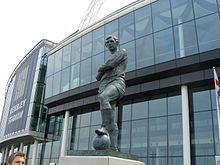 La statua eretta in onore di Moore davanti al nuovo Wembley Stadium