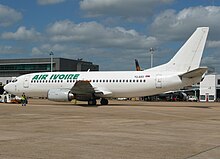 um avião branco no chão com a inscrição air ivoire em verde