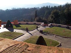 A praça do santuário e ao fundo da colina da Guardia