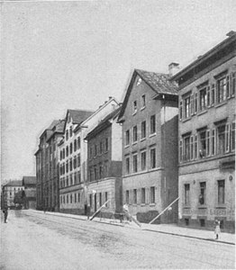 Haus Forstraße 9 (links), Häuser Seidenstraße 20-26 vor der Erbauung des Werkgebäudes Seidenstraße 20.