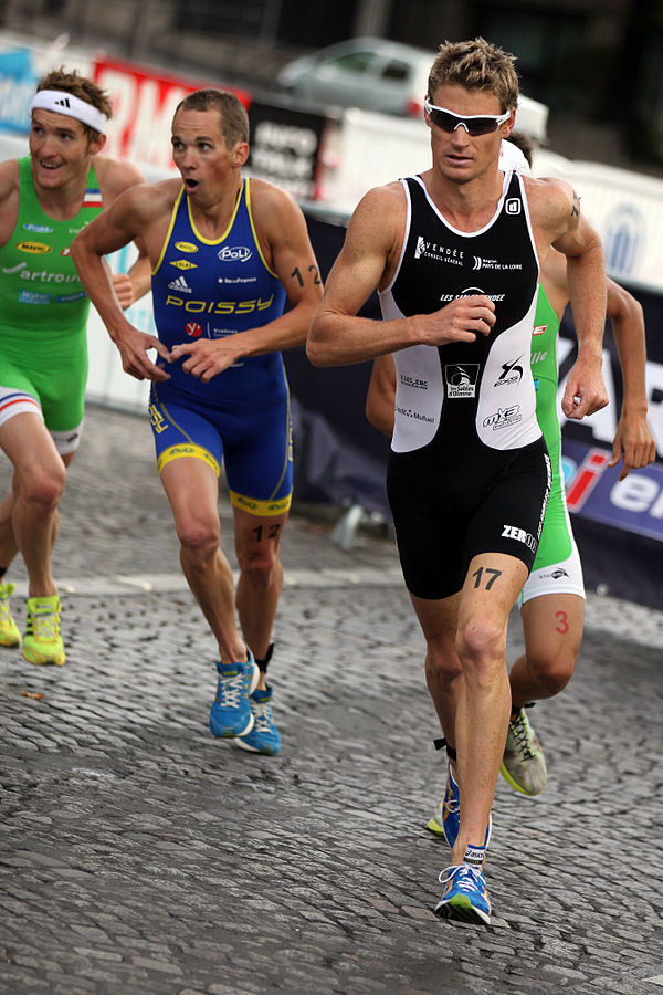 Men in the 10 km run section of the 2011 Grand Prix de Triathlon in Paris.