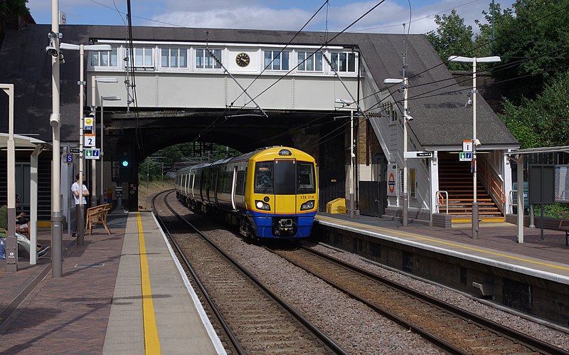 File:Brondesbury Park railway station MMB 05 378218.jpg