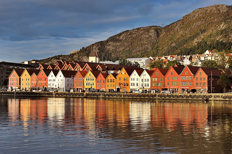 File:Bryggen i Bergen refleksjoner.jpg