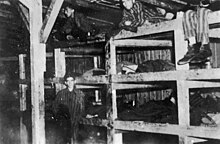 Photographie en noir et blanc de l'intérieur d'un baraquement du camp de concentration de Buchenwald en avril 1945