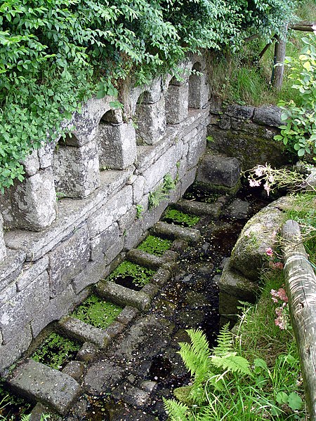 File:Bulat-Pestivien Fontaine des Sept Saints 01.jpg