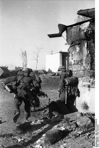 File:Bundesarchiv Bild 101I-218-0526-22, Russland-Süd (Don-Stalingrad), Infanteristen.jpg