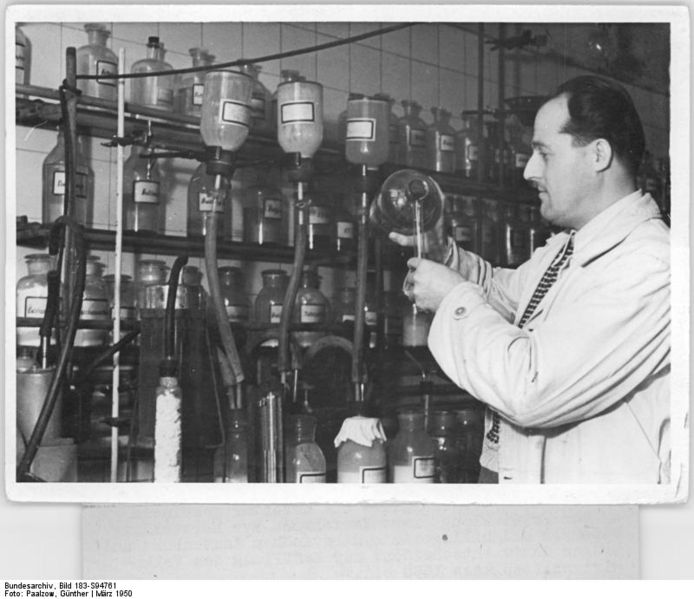 File:Bundesarchiv Bild 183-S94761, Chemiekombinat Buna, Labormeister Rudolf Gouille.jpg