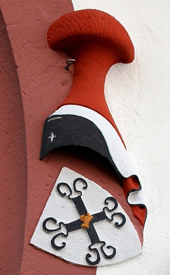 Detail of the church portal with the Buches von Lindheim coat of arms. Burg Lindheim02.jpg