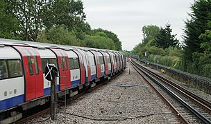 Burnt Oak tubus állomás MMB 02 1995 Stock.jpg