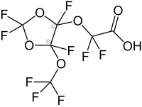 Strukturformel der Difluor{[2,2,4,5-tetrafluor-5-(trifluormethoxy)-1,3-dioxolan-4-yl]oxy}essigsäure mit markierten Stereozentren