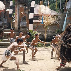 COLLECTIE TROPENMUSEUM Krisdansers met Rangda tijdens een Barong dansvoorstelling TMnr 20018470.jpg
