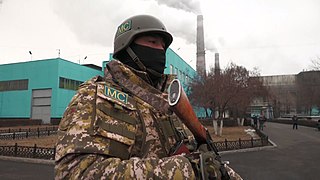Een militair van Kirgizië als onderdeel van de collectieve vredesmacht van de CSTO die de CHP-2 bewaakt in Alma-Ata (Kazachstan)