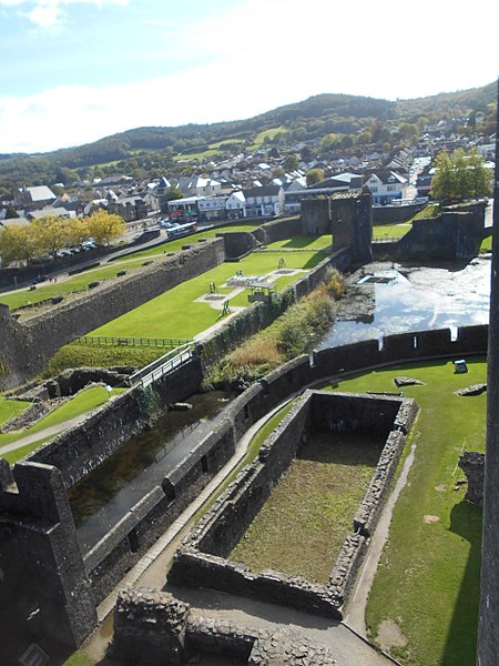 File:Caerphilly Castle 68.jpg