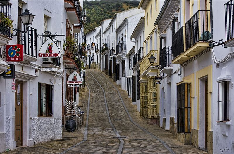 File:Calle en Zahara de la Sierra.jpeg