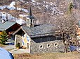 La Chapelle de Mussillon Notre-Dame-des-Neiges à Méribel, au cœur du domaine des Trois-Vallées en Savoie. Afin de suspendre des pots de fleurs de chaque côté de la façade, sont fixés des potences métalliques réalisées par la société Ferodem.