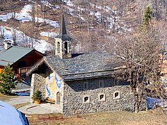 La Chapelle de Mussillon Notre-Dame-des-Neiges à Méribel, au cœur du domaine des Trois-Vallées en Savoie. Afin de suspendre des pots de fleurs de chaque côté de la façade, sont fixés des potences métalliques réalisées par la société Ferodem.