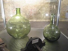 Anciennes bouteilles du musée du Château du Clos de Vougeot