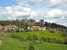 La vilaĝo Chaudenay-le-Château kastelo kaj preĝejo