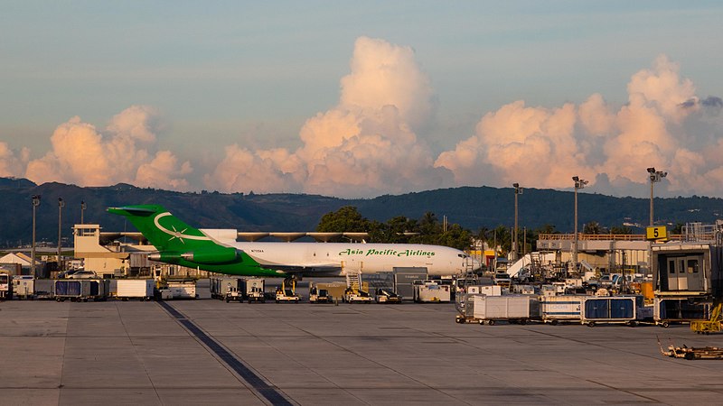 File:Checking out the planes at the Airport (49271507838).jpg