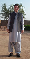 «Perahan tunban» portita fare de la plejmulto de paŝtunaj viroj en Afganio kaj Pakistano.