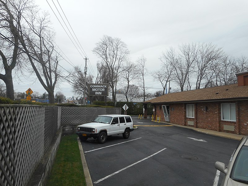 File:Commack Motor Inn-Front Parking Lot.jpg