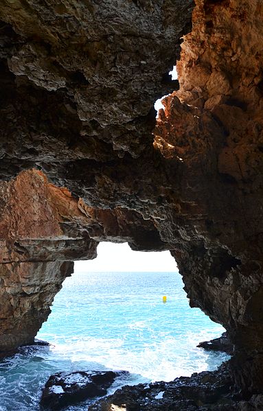 File:Cova dels Arcs o del Moraig, interior.JPG