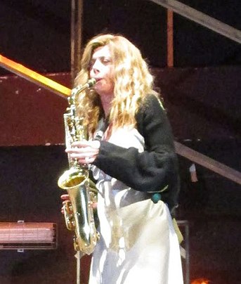 Benedicta Boccoli spiller saxofon i 2015