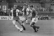 DWS speler Frans Geurtsen in duel met Elinkwijk spelers Koos van Tamelen (links), Bestanddeelnr 919-6898.jpg