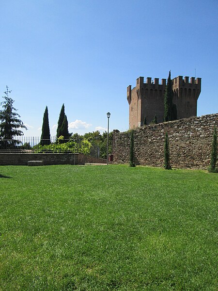 File:Dal prato del tempio vista sul cassero di Porta Sant'angelo.JPG