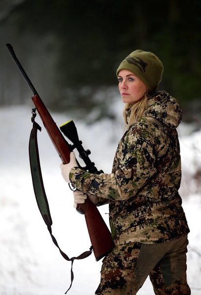 File:Danish huntress with rifle 01.png