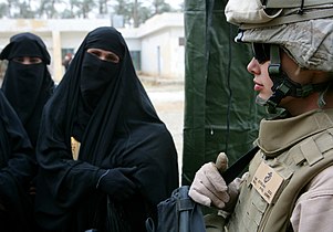 Femmes irakiennes en niqab, considéré comme voile intégral.