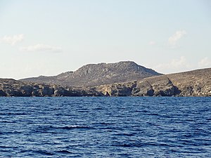 Die Nordküste von Delos. im Vordergrund die migmatitischen Paragneise des Grundgebirges, im Hintergrund der auflagernde Mykonos-Granit bzw. Delos-Granit