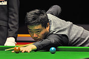 Deutsch: Bild aufgenommen in Berlin während des German Masters im Snooker 2014. Ding Junhui. English: Picture taken in Berlin during the Snooker German Masters in 2014. Ding Junhui.