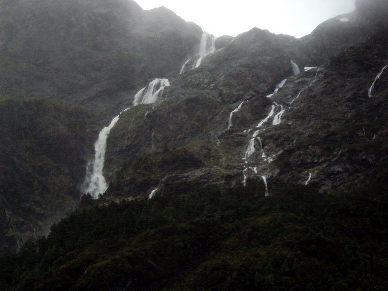 File:Dos cascadas en el cordón Queulat.JPG