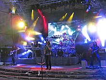 Dream Theater koncertanta la 9-an de julio 2011. De maldekstre: John Myung (basgitaro), Jordan Rudess (klavaro), James Labrie (kantado), Mike Mangini (drumo) kaj John Petrucci (gitaro)