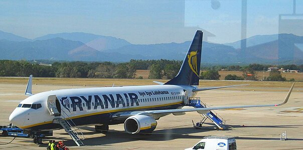 aviadilo Boeing 737-800 de Ryanair (en la flughaveno Girona)