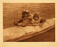 Edward S. Curtis: Chlapci v kajaku na ostrově Nunivak v Beringově moři, 1930.