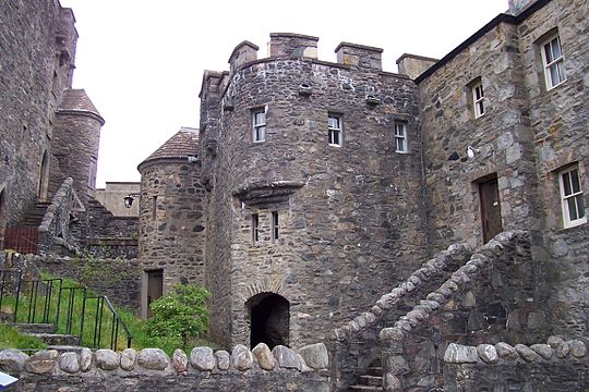 Первый замок. Замок Нолтленд Шотландия. Замок Эйлен-Донан внутри. Stone Castle (каменный замок). Замок клана Маккензи Шотландия.