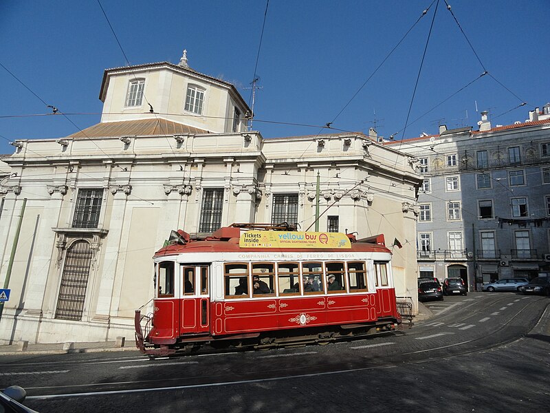 File:Eléctrico na Rua de Augusto Rosa (11570126335).jpg