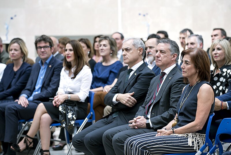 File:Entrega del Premio Euskadi de Investigación 2016 al astrofísico Agustín Sánchez Lavega 02.jpg