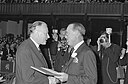 Erasmusprijs 1966, uitreiking in Ridderzaal te Den Haag prins reikt prijs uit aa, Bestanddeelnr 919-2923.jpg