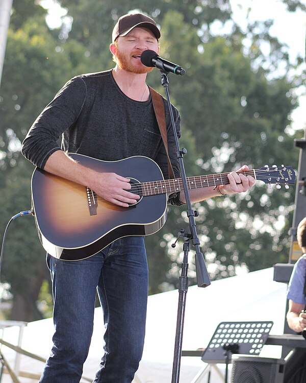 Eric Paslay performing in 2015.