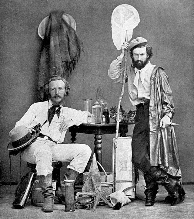 ארנסט הקל (בצד שמאל) ועוזרו ניקולאי מיקלוחו-מקלאי (בצד ימין), במסעם לאיים הקנריים, שנת 1866.