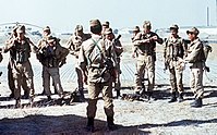 Um grupo da Spetsnaz (operações especiais) Soviético se prepara para uma missão em 1988. Durante a Guerra Soviética no Afeganistão na década de 1980, várias fontes simultaneamente armaram os dois lados do conflito afegão, preenchendo o país com AK-47 e seus derivados.[107]