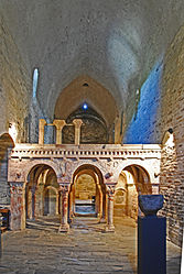 Tribuna per a cor a l'interior de l'església. Santa Maria de Serrabona (Rosselló).