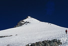 Gunung yang tertutup salju melawan langit biru cerah