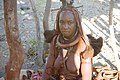 Femme_Himba_parée_avec_son_«_Ohumba_»,_symbole_de_fertilité