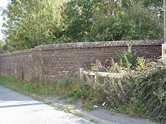 Le mur d'enceinte.