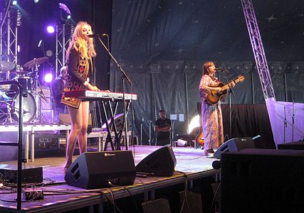 Klara et Johanna Söderberg au festival Qstock (en) de oulu (Finlande) (26 juillet 2013)