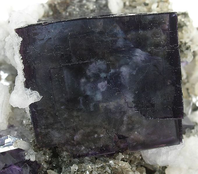 File:Fluorite-cflo03f.jpg